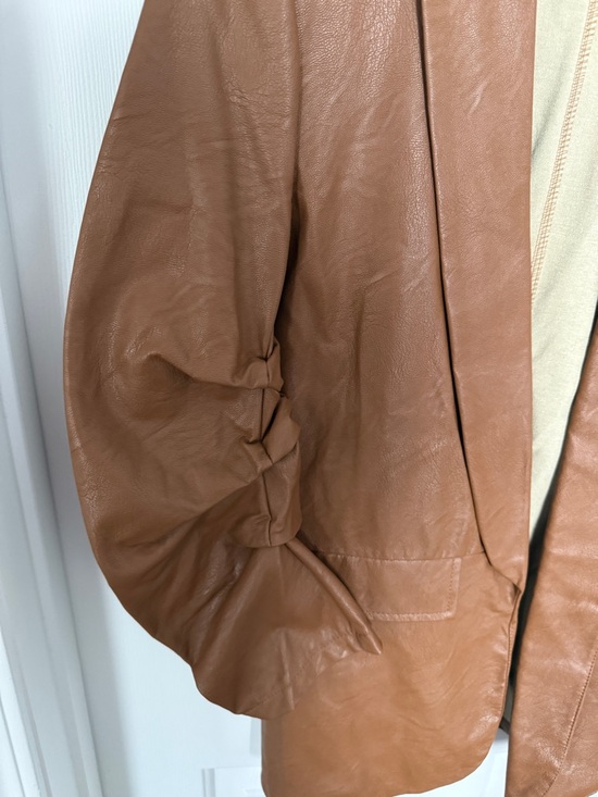 fab'rik Women’s Tan Brown Faux Leather Ruched Sleeve Open Blazer Size Large - Picture 3 of 6